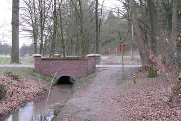 Brug over de beek